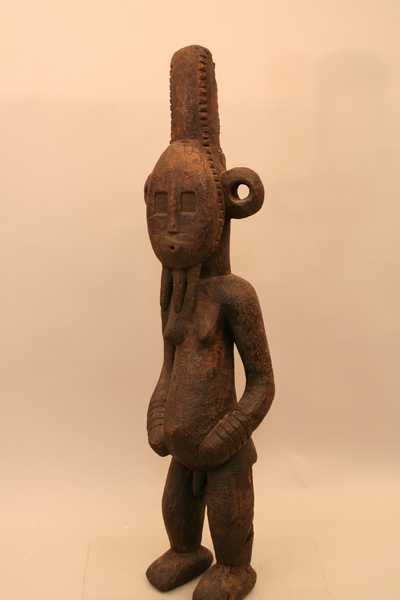 Jukun (statue), d`afrique : Nigéria., statuette Jukun (statue), masque ancien africain Jukun (statue), art du Nigéria. - Art Africain, collection privées Belgique. Statue africaine de la tribu des Jukun (statue), provenant du Nigéria., 1122/4271.statue représentant un ancêtre   royal Yukun.Ces ancêtres recevaient les prémices de la récolte et sortaient également en public lors des sacrifices accomplis,lors d